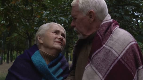 Старая пара поддерживает и утешает друг друга, проблемы со здоровьем, старение — стоковое видео
