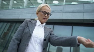 Kafkasyalı iş kadını dirsek spazmı geçiriyor, koluna masaj yapıyor, acı çekiyor.