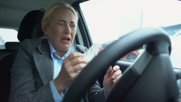 Malade femme en costume éternuer dans les tissus sur le siège du conducteur, souffrant de grippe, la maladie — Video