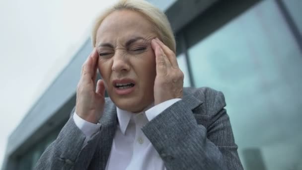 Mujer cabeza de la empresa en gafas con fuertes dientes dolor, problemas dentales — Vídeos de Stock