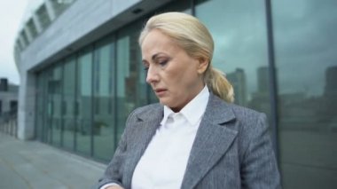 Endişeli şirket başkanı kendini iyi hissetmiyor. Başa dokunuyor ve gözleri kapanıyor. Migreni var.