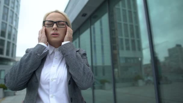 Vieille tête de bureau féminine dans les lunettes souffrant de migraine, prenant des analgésiques — Video