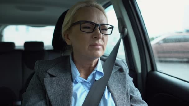Γυναίκα στο αυτοκίνητο στριφογυρίζει το μουδιασμένο λαιμό της, προσπαθεί να το τεντώσει, αυχενικό σπόνδυλο — Αρχείο Βίντεο