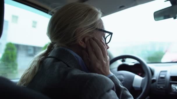 Εξαντλημένη γυναίκα που αγγίζει το αυτί, φλεγμονή του τυμπάνου, κίνδυνος μόλυνσης του αυτιού — Αρχείο Βίντεο