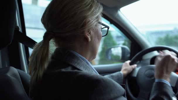 Moe vrouw masseren gevoelloze nek zitten op de bestuurdersstoel van de auto, back-view — Stockvideo