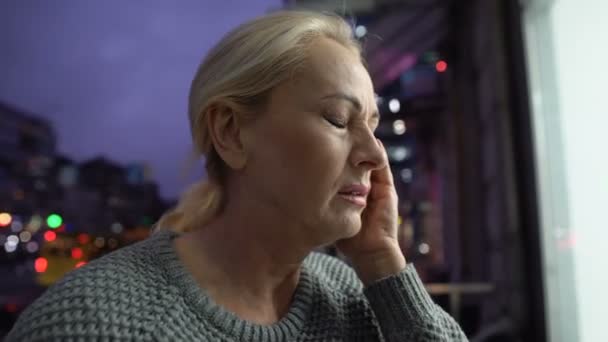 Uitgeputte vrouw masseren tempel en briesende frisse lucht op appartement balkon — Stockvideo