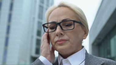 Yaşlı kadın işçi göz tansiyonu, menopoz zayıflığı, hastalık belirtileri hissediyor