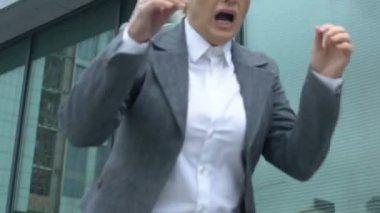 Hasta şirket çalışanı ani baş ağrısı, iskemik felç semptomu, sağlık