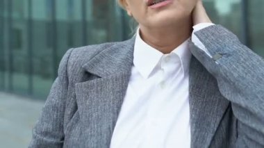 Olgun bir ofis çalışanı boyun ağrısı, sabit yaşam tarzı etkisi, ilaç...