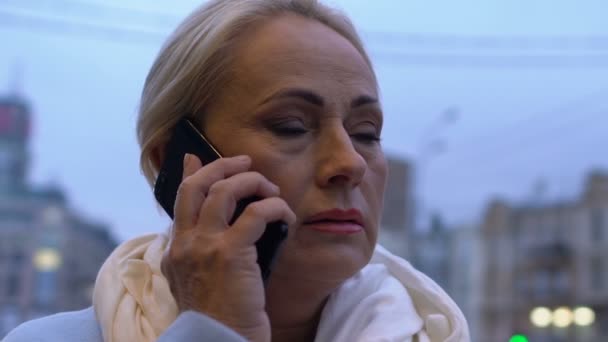 Расстроенная деловая женщина разговаривает по телефону на открытом воздухе, стресс на работе, тревога — стоковое видео