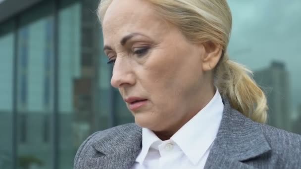 Przygnębiona starsza bizneswoman dotykająca czoła, ryzyko bankructwa, problem — Wideo stockowe