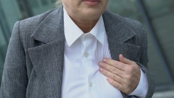 Пожилой работник компании страдает от боли в груди, инфаркта миокарда, тяжести — стоковое видео