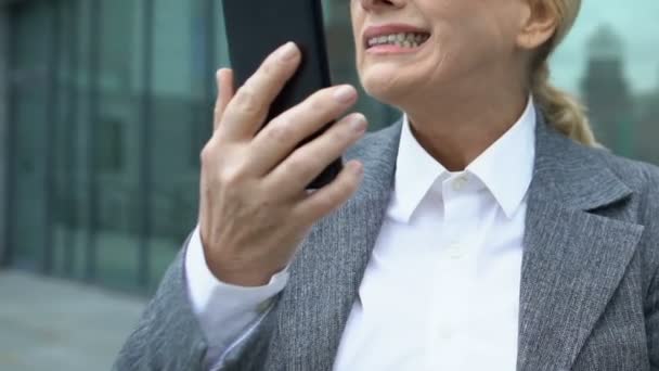 Trabajadora de oficina revisando dientes sufriendo dolor dental mirando pequeño espejo — Vídeo de stock