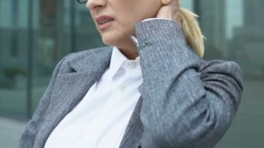 Çok çalışan iş kadını. Boyun masajı yapıyor. Sırt ağrısı, omurilik sorunu.