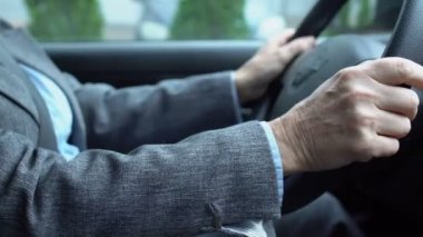 Direksiyon başında kadın sürücü, bileğinde keskin bir ağrı, eklem yaralanması.