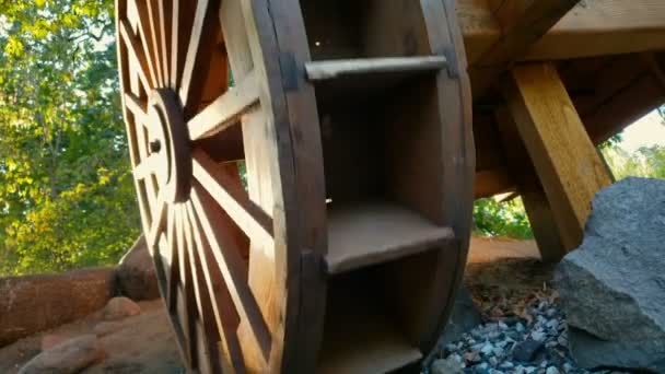 Винтажное колесо мельницы, традиционное сельское оборудование, рабочее место — стоковое видео
