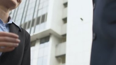 Kadın şirket CEO 'su erkek iş ortağıyla el sıkışıyor, başarılı bir anlaşma.