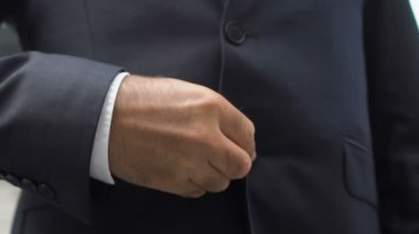 Hoşnutsuz işadamı düğme ceketi ve yumruğunu sıkan açık hava öfke kavramı