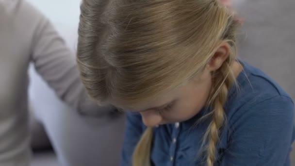 Madre abrazando y apoyando a la niña triste, víctima de acoso escolar, relaciones — Vídeos de Stock