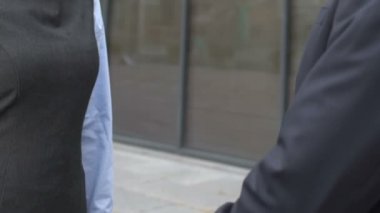 İş adamı, kadın partnerle el sıkışıyor, başarılı bir işbirliği.