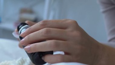 Annesi küçük kıza grip virüsü bulaştırıyor. Oral öksürük şurubu, sağlık tedavisi.