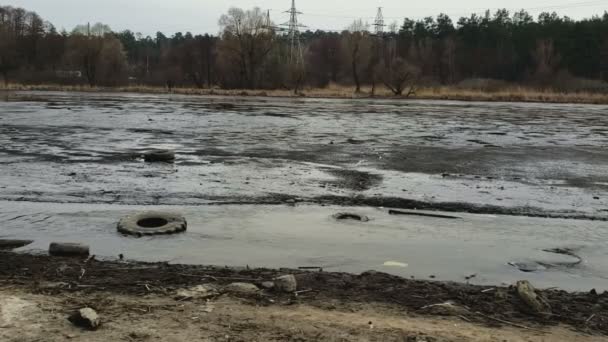 Шини для автомобілів у сухій брудній річці, проблеми забруднення навколишнього середовища, стихійні лиха — стокове відео