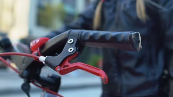 Close-up de estudante no capacete andar de bicicleta, regras e segurança, tempo de lazer — Vídeo de Stock