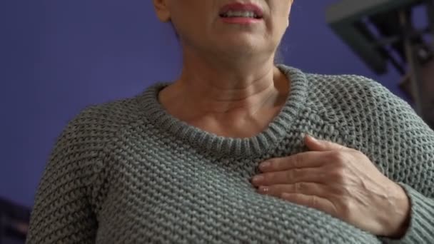 Akşam sokakta göğsünde ağrı hisseden yaşlı kadın, kalp krizi riski, sağlık — Stok video