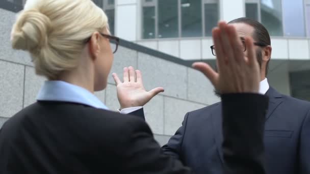 Kvinna och man i formalwear gör high-five gest, firar framgång, deal — Stockvideo