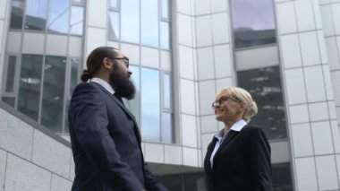 Takım elbiseli kadın ve erkek kazanan jest yapıyor ve gülümsüyor, başarılı iş