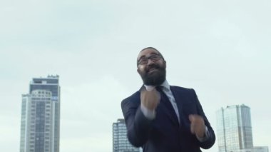 Formalite icabı evet jesti yapan, başarılı bir işi kutlayan adam.