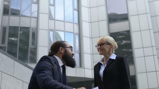 Extreem gelukkige mannelijke en vrouwelijke collega 's gooien papers, het vieren van succes — Stockvideo