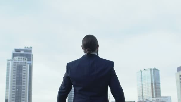 Успешный бизнесмен поднимает руки в жесте победителя, выгодной сделке, небе — стоковое видео