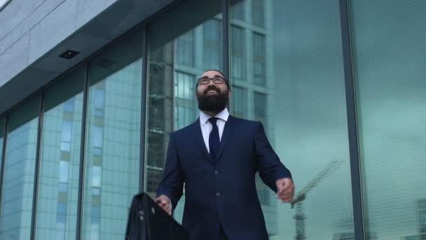 Extrem glücklicher Mann im Anzug, der in Siegergeste die Hände hebt, profitables Geschäft — Stockvideo