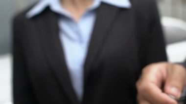 Erkek el arabasının anahtarlarını neşeli iş kadınına veriyor, otomobil alımı, neşe