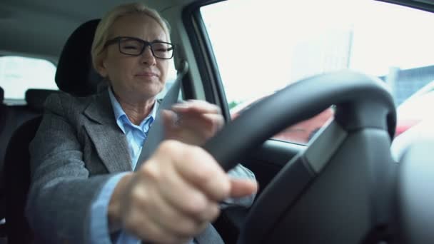 女性ドライバーは車に座って肩の痛みを感じます,筋肉痛,医療 — ストック動画