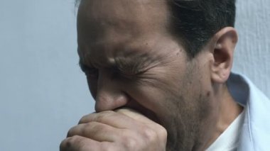Kötü haberler, şok edici olaylar ve kişisel trajediler üzerine umutsuzluk içinde ağlayan bir adam.
