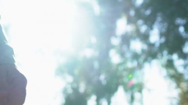 Dışarıda el ele tutuşan yaşlı erkek ve kadın, yaşlı karı koca yakınlığı, özen