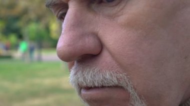 Üzgün erkek emeklilik kamerası, yaşlı yalnızlık, düşük yaşam standardı