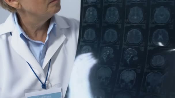 Femme médecin montrant le cerveau radiographie et secouant la tête, patient POV, maladie en phase terminale — Video