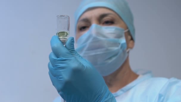 Trabajadora médica en uniforme protector preparando inyección, vacunación — Vídeo de stock
