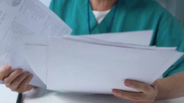 Tıbbi belgeleri imzalayan kıdemli kadın doktor, farmakolojik araştırma — Stok video