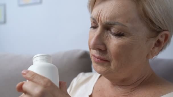 Oudere vrouw die lijdt aan pijn door pijnstillers, gezondheidszorg, apotheek — Stockvideo