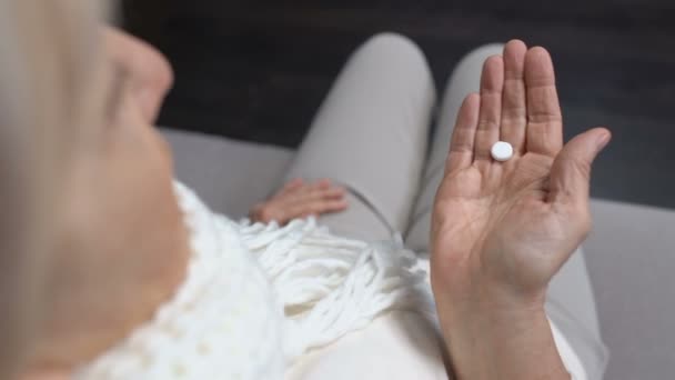 Vieille dame ressentant une douleur aiguë dans le côté, prenant la pilule de la pancréatite, les soins de santé — Video