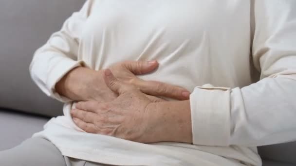 Reife Frau hält Hände auf Bauch, Bauchschmerzen, Gastritis Gesundheitsproblem — Stockvideo