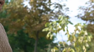 Kıdemli adam olgun bir eşin şefkatle kucaklayan ellerini tutuyor, sevgi ve saygıyla.