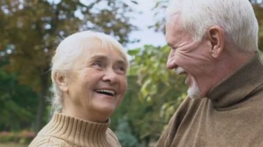 Sonbahar parkında dans eden olgun bir çift, yıllar önce romantik bir randevu, ağır çekim.