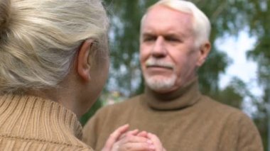 Şefkatli bir eş kocalara şefkatle sarılıyor eller, destek ve bağlılık, yakın çekim