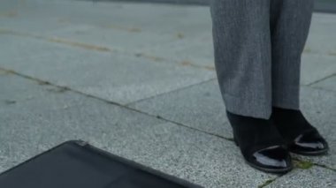 Zayıf iş kadını çantasından düşüyor. Gök gürültüsü baş ağrısı, gerilim...