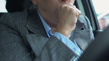 Hasta kadın sürücü arabada öksürüyor, mevsimsel alerji sağlık sorunu, yol tehlikesi